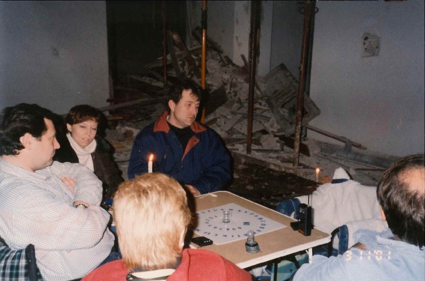 Nuestro equipo preparado para realizar una ouija