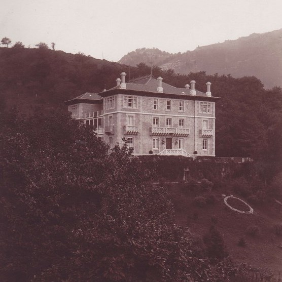 Vista de la fachada principal del Palacio «El Castañal».